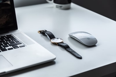 The apple on the table next to the magic mouse round white simulation table
